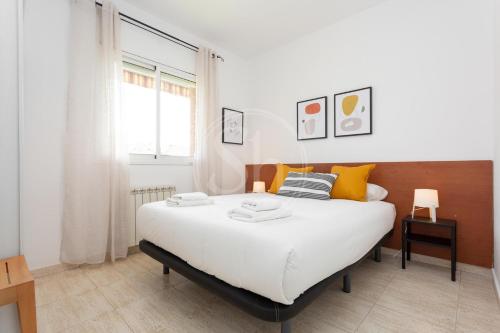 Apartment with Balcony near Glòries