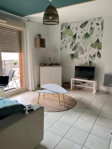 un salon avec un canapé et une table dans l'établissement Comfortable apartment with 2 balconies, à Antibes