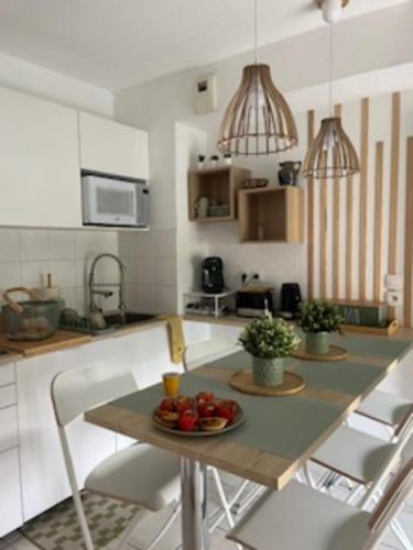 - une cuisine avec une table et une assiette de fruits dans l'établissement Comfortable apartment with 2 balconies, à Antibes