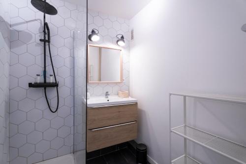 une salle de bain avec une douche avec un lavabo et un miroir dans l'établissement Appartement cosy et raffiné proche gare Toulon, à Toulon