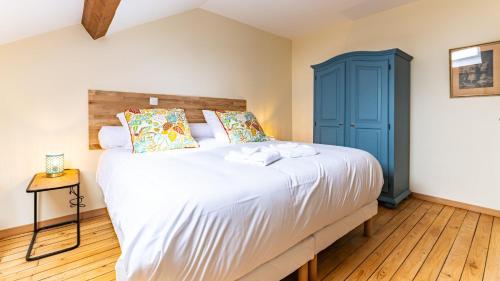 - une chambre avec un grand lit et une armoire bleue dans l'établissement Rude - Rétro chic, à Dijon