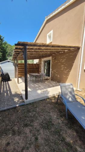 une terrasse avec un banc devant une maison dans l'établissement Appart dans villa, terrasse et jardin, à Lorgues