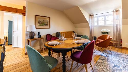une salle à manger avec une table et des chaises dans l'établissement Rude - Rétro chic, à Dijon