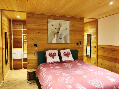 a bedroom with a bed and a picture of two polar bears at l'appartement montagnard d'Estelle 4-6 personnes in Lanslebourg-Mont-Cenis
