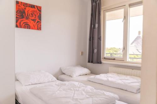 Giường trong phòng chung tại Wijde Blick 204