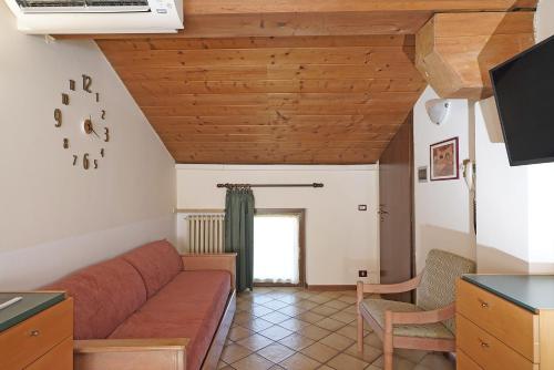 a living room with a couch and a table at Residence La Filanda in Costermano sul Garda