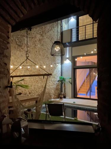 une pièce avec une table, des chaises et une fenêtre dans l'établissement La Casita, à Torreilles