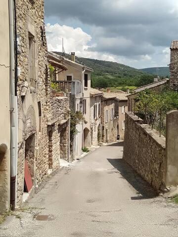 Grande maison en pierre au coeur du village provençal du XIe siecle 10 personnes