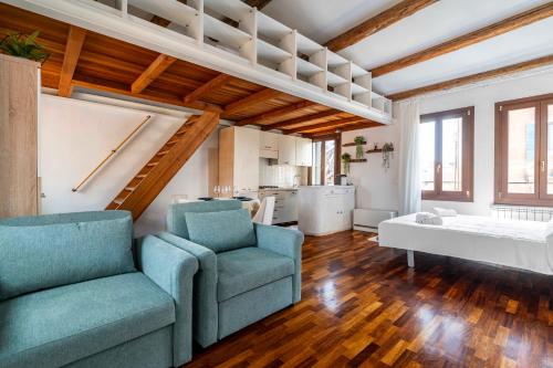 a living room with two chairs and a couch and a table at Cà Beatrice in Venice
