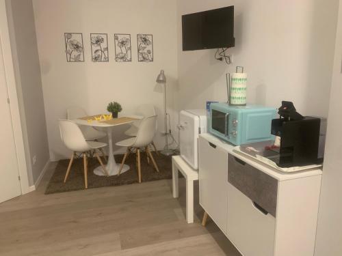 Η κουζίνα ή μικρή κουζίνα στο OnlyRoomsRhoFIERA