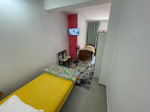 a small room with two beds and a yellow mattress at Hotel Bar Restaurant Mete in Peshkëpi