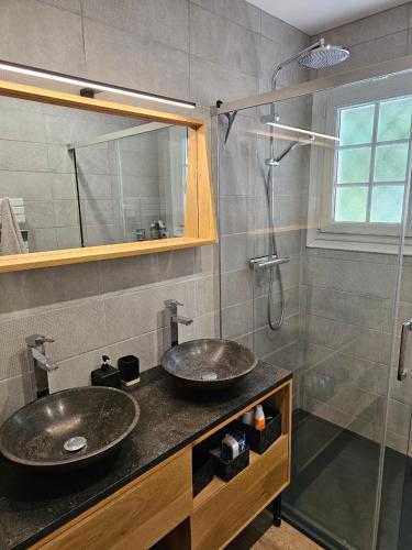 une salle de bain avec deux lavabos et une douche dans l'établissement Villa 47, à Lège-Cap-Ferret