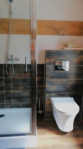 a bathroom with a tub and a toilet and a sink at Pokoje nad jeziorem Gdańsk in Gdańsk