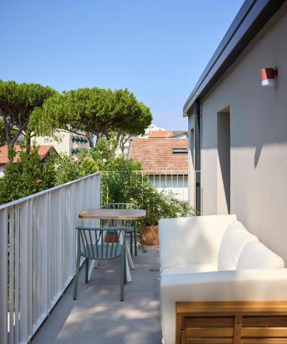 a patio with a table and chairs on a balcony at la Sfiora B&B in Cervia