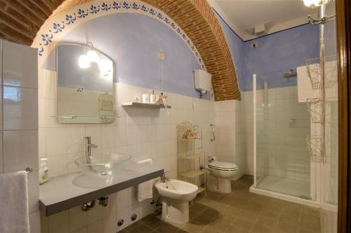 コルトーナにあるVilla Fattoria Le Giareの洗面台、トイレ、シャワー付きのバスルーム