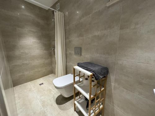 a bathroom with a toilet and a shower at Beach House Lagos - Beachhouselagos - Meia Praia in Lagos