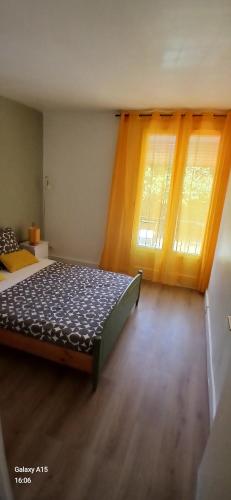 une chambre avec un lit et une grande fenêtre dans l'établissement ZenMeublerMontfavet, à Avignon