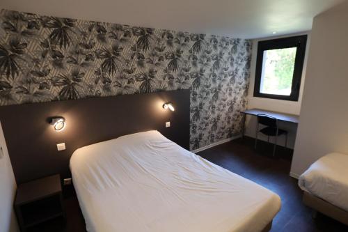 a hotel room with a bed and a desk at Brit Hotel Montpellier Eurom&eacute;decine in Montpellier