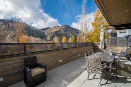 a balcony with a table and chairs and a view at East 5th St. 111 - 1 in Ketchum