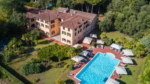an aerial view of a house with a swimming pool at Hotel Cavalieri Del Mare in Marina di Massa