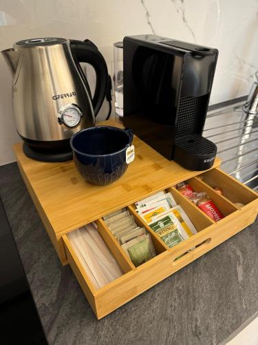 un micro-ondes et une cafetière sur un comptoir dans l'établissement Residence du Casino, à Menton