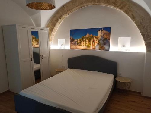 a bedroom with a bed in a room with an arch at Suite vecchia Dante in Bari