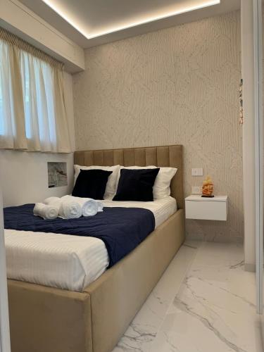 une chambre avec un grand lit avec des serviettes dessus dans l'établissement Residence du Casino, à Menton