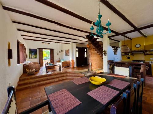 une cuisine et une salle à manger avec une table et des chaises dans l'établissement Casa Villa Lolita, Barichara, à Barichara