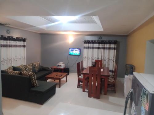 TV a/nebo společenská místnost v ubytování Plush 3 Bedroom Apartment Home