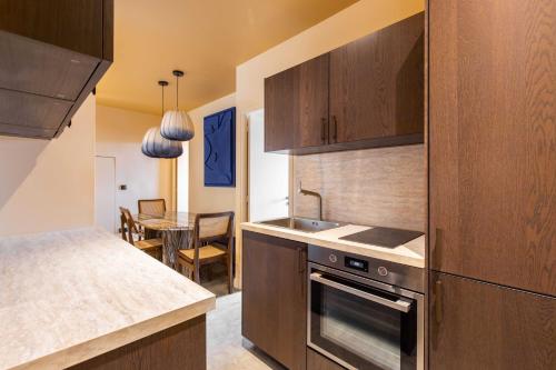une cuisine avec un évier et une cuisinière four supérieur dans l'établissement Gorgeous apartment - 2BR-8P - Le Marais, à Paris