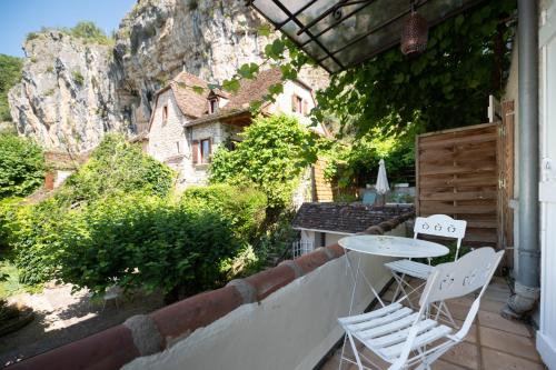 a patio with two chairs and a table on a balcony at Logis Hôtels - Hôtel Restaurant Domaine Les Falaises in Martel