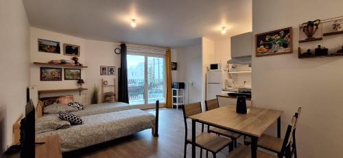 un salon avec un lit et une table et une cuisine dans l'établissement studio à disneyland Paris, à Bussy-Saint-Georges