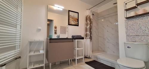 une salle de bain avec toilettes, lavabo et douche dans l'établissement studio à disneyland Paris, à Bussy-Saint-Georges