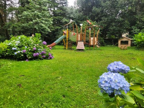 Herní místnost nebo prostor pro děti v ubytování Camping du Bois Fleuri