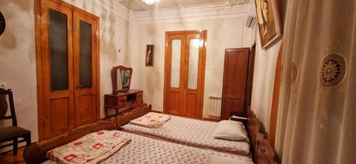 Ένα ή περισσότερα κρεβάτια σε δωμάτιο στο Hotel Kharabadze