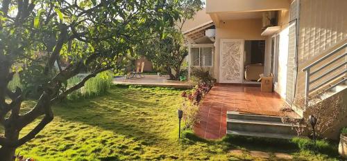 Zahrada ubytování Farm Stay with Pool & 3BHK Villa