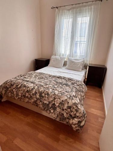 un dormitorio con una cama y una ventana en Leonardo 's house, en Tinos