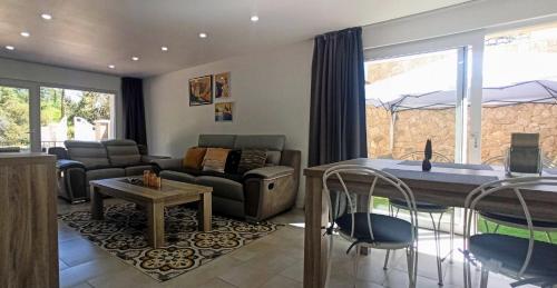 un salon avec un canapé et une table dans l'établissement Gite-Ndame-Aldiana, à Trans-en-Provence