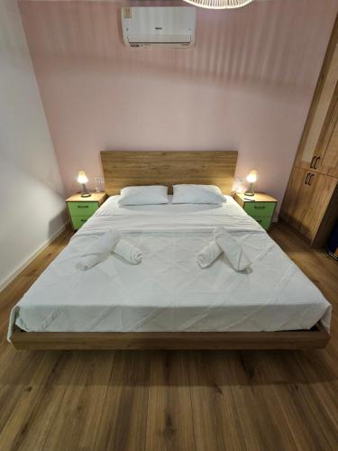 Postel nebo postele na pokoji v ubytování Roshel's apartment, modern and comfy flat in the boulevard