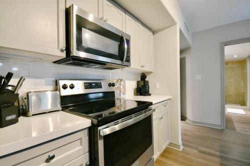 Fotografie z fotogalerie ubytování Valley Vista Haven - Exquisite Condo Retreat with Jacuzzi - Top Floor Romance - Self-Check-in - Gourmet Kitchen - Heated Pool Paradise v destinaci Shanty Bay