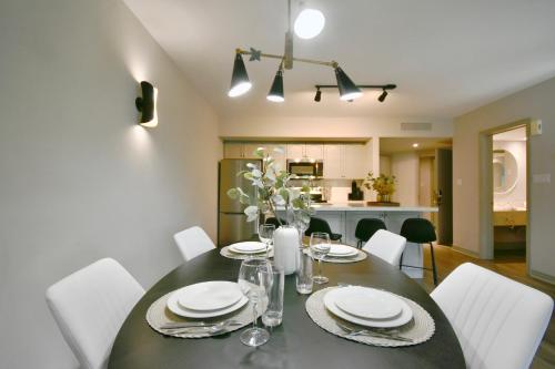 Fotografie z fotogalerie ubytování Valley Vista Haven - Exquisite Condo Retreat with Jacuzzi - Top Floor Romance - Self-Check-in - Gourmet Kitchen - Heated Pool Paradise v destinaci Shanty Bay