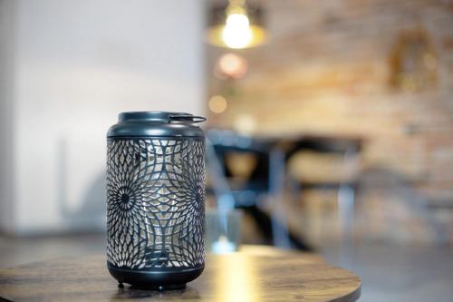 a black vase sitting on top of a table at Felicitas in Tann