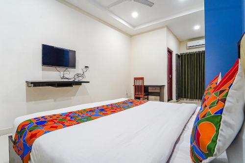 Ένα ή περισσότερα κρεβάτια σε δωμάτιο στο FabHotel Central Inn Residency
