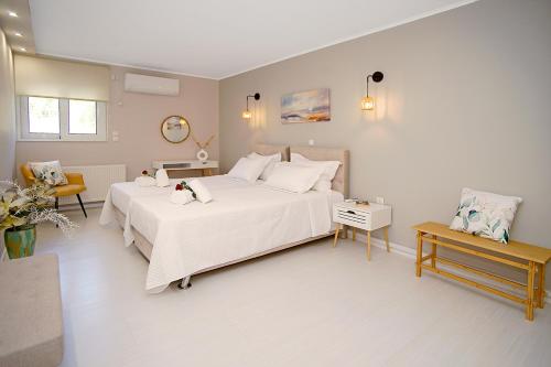 Ένα ή περισσότερα κρεβάτια σε δωμάτιο στο Messinian Seaview Retreat