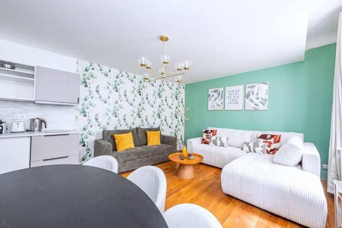 un salon avec un canapé et une table dans l'établissement Appartement Plein Pied cœur de Neuilly-sur-seine, à Neuilly-sur-Seine