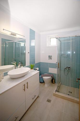 Ένα μπάνιο στο Messinian Seaview Retreat