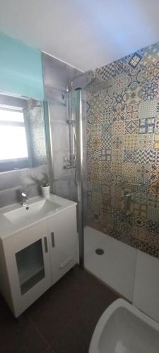 Koupelna v ubytování Sanlucarshine apartamento con piscina