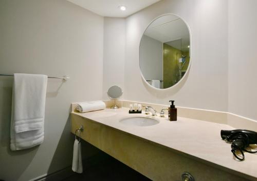Ein Badezimmer in der Unterkunft Valley Vista Retreat - Luxe Studio - Top Floor Serenity - Romantic Getaway - Heated Pool Haven