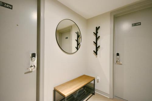 Galeriebild der Unterkunft Valley Vista Retreat - Luxe Studio - Top Floor Serenity - Romantic Getaway - Heated Pool Haven in Shanty Bay