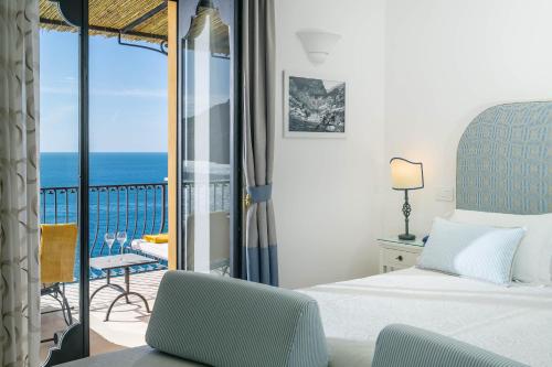 A bed or beds in a room at Albergo Miramare Positano